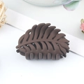 Minimalist leaf-shaped hair claw clip in matte brown finish for a vintage look - Matte Leaf Style / 40x25x35mm / Coffee