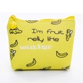 Portamonete in pelle PU gialla con stampa a banana e citazione I'm fruit really like winter - Banana gialla