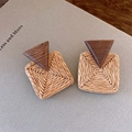 Makro-Detail von geometrischen Ohrringen mit braunem Holzdreieck und beigem Strohgeflecht - Kaffeebrauner umgekehrter Dreiecks-Holz-Quadrat-Rattan-Stil (14# Silber-Ohrstecker)