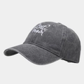 Dettaglio del ricamo cat mom e del tessuto lavato sulla berretta da baseball grigio scuro - Grigio