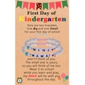 Handgemachtes MAMA und MINI Perlenarmband-Set mit bunten Buchstabenperlen auf Geschenkkarte - Kindergarten Karte Stil
