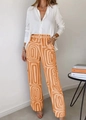 Dames set met een witte blouse en een wijde broek met een oranje geometrische print - S / Boven- En Onderstuk / Oranje
