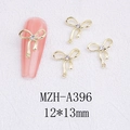 Macro-opname van gouden strik nail art sieraad met kristal op roze nepnagel - Gouden Basis Met Heldere Strass (A396)