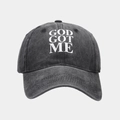 Détail de la casquette en coton délavé anthracite avec broderie blanche GOD GOT ME - Réglable / Noir