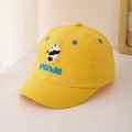 Detailansicht der süßen Panda-Stickerei auf einer hellgelben Baumwoll-Basecap für Kinder - 48-50 (1-3 Jahre) / Gelb