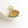 Dettaglio macro di un ciondolo occhio del male dorato con zirconi multicolore vivaci - Malocchio Stile 1