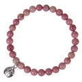 Dettaglio di perle in pietra rosa e ciondolo a coccinella in argento su bracciale - Bracciale in Pietra a Grana di Legno Rosso (Coccinella)