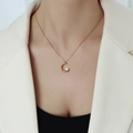 Minimalistische roségoldene Mondanhänger-Halskette mit Kristalldiamant für Damen stilvoll - Roségold