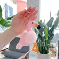 Detailansicht des rosa Flamingo-Plüschanhängers mit weichem Fell und Metallring - Einfache Kette / Gelb