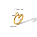 Primer plano detallado de un anillo de acero de titanio dorado con una perla de 6mm en blanco - Estilo de Perla Única (YYR023261)