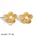 Gouden bloemoorbellen met witte parels en getextureerde bloemblaadjes met afmetingen - Bloem oorbellen (TE60415)