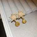 Boucles d'oreilles flocon dorées avec zircons et perles blanches sur boîte à bijoux - Tige en argent sterling 925/Alliage plaqué or/Zircone/Fausse perle / Flocon de Neige Doré Perle Incrustée (27#)
