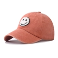 Detailansicht der Vintage-Waschung der roten Baumwollkappe mit besticktem Smiley-Patch - Erwachsenenkopfumfang (57-61cm) / Orange (Smiley)