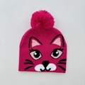 Detail der pinken Strickmütze mit Cartoon-Katzenmuster und großem flauschigen Pompon - Rosarot / Unter 7 Jahren