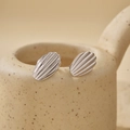 Pendientes de botón en plata S925 con forma de concha y textura vintage pulida - Con respaldos de plata / Oro Blanco