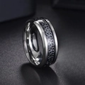 Détail macro de la bague en acier titane 8mm avec motifs floraux en émail noir et bords biseautés - US 6 / Argenté