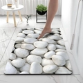Macro di un piede su un tappetino da bagno antiscivolo con motivo a ciottoli 3D ad asciugatura - 40*60cm / Bianco latte
