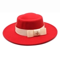 Dettaglio cappello in lana rossa con nastro di raso beige e ape in metallo dorato - Rosso