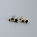 Elegant gold S925 silver stud earrings with three black zircons in curved design - 925 Silver / Golden (Black Stone)
