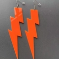 Detailansicht der orangefarbenen Acryl-Ohrringe in Blitzform mit Metallhaken und Verschlüssen - Orange