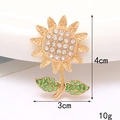 Detailansicht der Sonnenblumenbrosche mit weißen und grünen Strasssteinen und Maßen - Gold Sonnenblume