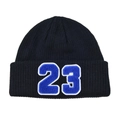 Dettaglio della toppa blu numero 23 su un cappello invernale in maglia a coste nere - L (58-60cm) / Cappello Nero - Lettere Blu
