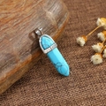 Pendentif colonne de cristal hexagonal bleu ciel avec fermoir argenté sur bois rustique - Turquoise Bleue