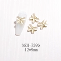 Detailansicht cremefarbener Katzenaugen-Nagelschmuck Schmetterling mit Goldbasis 12x9mm - Goldrand Weiß Katzenauge Schmetterling (MZH-7386)