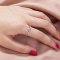 Anello intrecciato argento con zirconi cubici su sfondo di seta rosa morbido - Argento / Stile Ramo Intrecciato (SE892)
