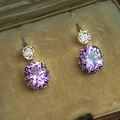 Orecchini a goccia dorati con zirconi viola taglio cushion e cristalli bianchi - Viola