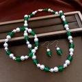 Dettaglio del set di gioielli vintage con perle e agata verde, collana e orecchini - Set da 3 Pezzi Bianco Verde (Collana + Bracciale + Orecchini)