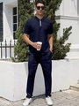 Détail du col zippé du polo bleu foncé pour hommes et du pantalon de sport ajusté - S / Bleu marine