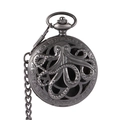Primer plano de los patrones de pulpo y estrellas en la tapa metálica del reloj de bolsillo - Pulpo Plata Antigua (Con Dados)