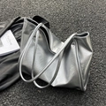 Grande borsa tote argento metallizzato in pelle PU con trama stropicciata da donna - Argento