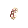 Détail macro d'une bague chaîne dorée avec émail rose et micro-pavage de zircons - Ouvert Réglable / Rouge clair