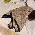Eleganter beiger Seidenschal mit Paisleymuster und schwarzen Rändern auf weißem Stoff - Schwarz und Khaki Paisley