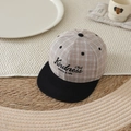 Dettaglio del cappellino da baseball a scacchi con ricamo Kindness Club su sfondo morbido - 52-54cm (3-8 Anni) / Nero