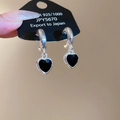 Makroaufnahme von 925 Sterling Silber Creolen mit polierten schwarzen Herzanhängern - Schwarzes Herz