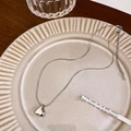 Collier avec pendentif cœur argenté sur une assiette en céramique avec chaîne fine - Cœur en Argent