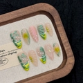 Uñas postizas hechas a mano con lianas 3D y perlas en una bandeja de madera - XS / Espíritu Natural - Forma Almendra