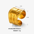 Anillo ancho de acero inoxidable dorado con textura ondulada y forma geométrica - Dorado