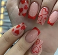 Dettaglio macro di unghie finte con cuori rossi e design french su base nude - Cuore Rosso Francese (CW455) / Colla Gel Gialla + Lima Per Unghie