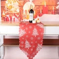 Dettaglio del runner da tavola natalizio rosso con fiocchi di neve e decori - Stile Albero di Natale Classico (J1-2)