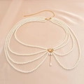 Dettaglio della catena corpo multistrato in perle con maglie dorate su seta color beige - Design Perle Multistrato (01566) / Oro