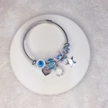 Silberfarbenes Edelstahl-Kabelarmband mit blauen Perlen und Zeichentrickfiguren-Anhängern - 1. blue stitch
