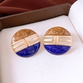 Dettaglio di orecchini smaltati vintage con texture marmorizzata marrone e blu in scatola - Oro-Marrone-Blu (Ago in Argento 925)