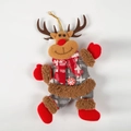 Addobbo renna di Natale in peluche con sciarpa rossa, dettagli a quadri e cordino dorato - Renna Stile A
