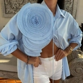 Hellblaue Langarmbluse mit großer plissierter 3D-Blumendekoration auf der Vorderseite - S / Himmelblau