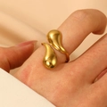 Anillo abierto de oro pulido con diseño único de doble gota de agua en el dedo - Gota de Agua Doble Chapado en Oro de 18K (3210)