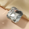 Eleganter offener Metallring mit klarem quadratischem Kristall auf Champagner-Satin - Quadratisch / Klar Weiß